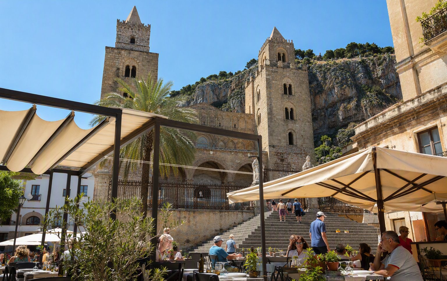 La cattedrale di Cefalù e la terrazza del ristorante sulla piazza