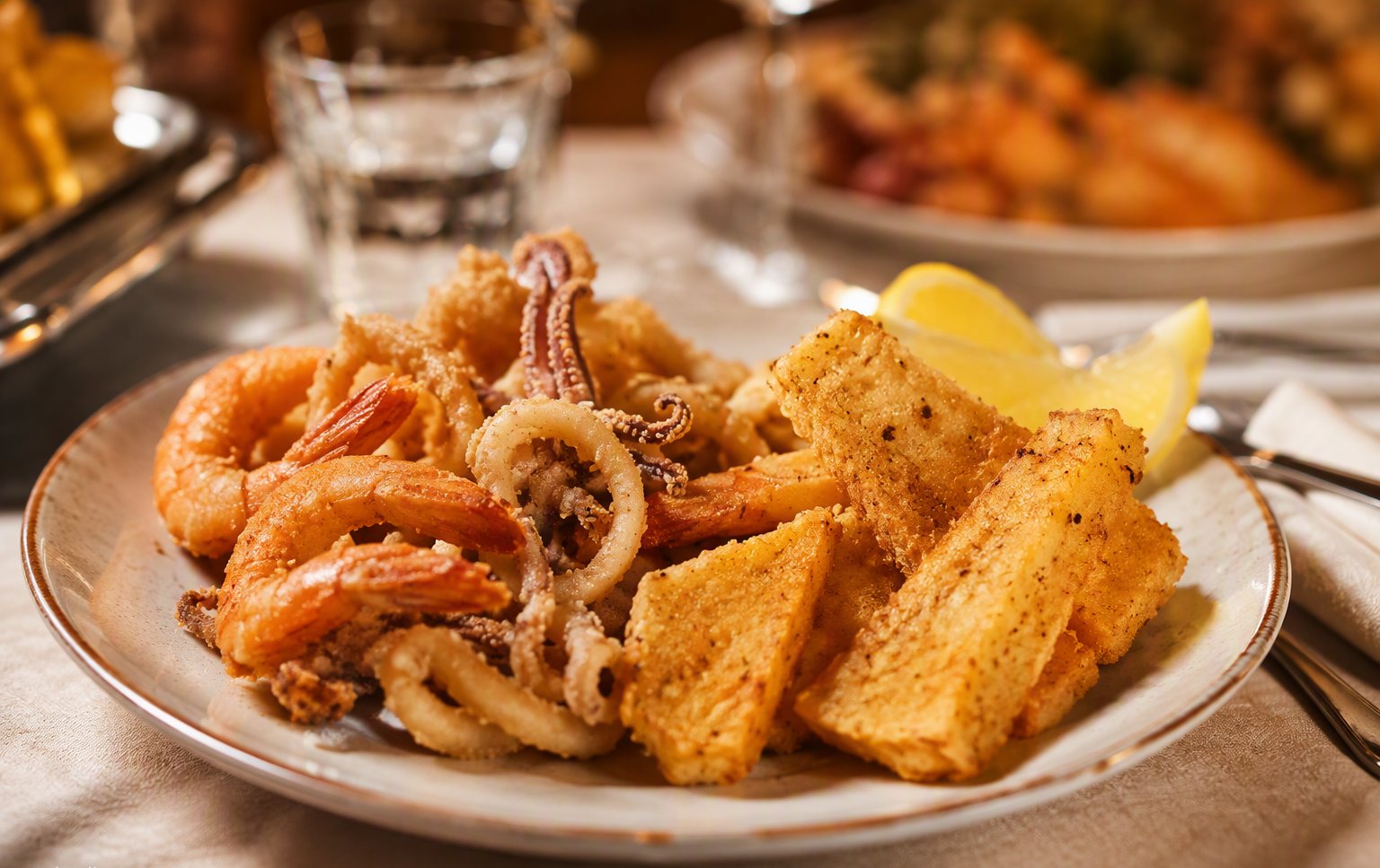 Frittelle con gamberi e panelle, antipasto dell'Ostaria del Duomo