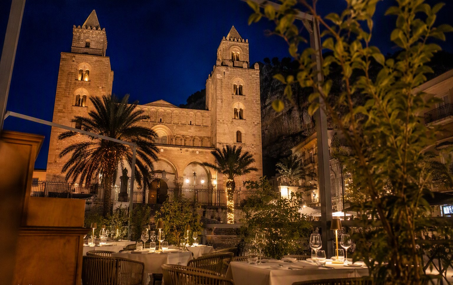 La terrazza serale del ristorante con la cattedrale illuminata